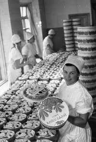 Интересная подборка, спасибо/ Исключение - фото шкловского сипатого мужика, я бы его исключила. Белорусы его не любят... все 86 (или сколько он себе там рисует) %

тортики что тогда, что сейчас очень вкусные в оригинале