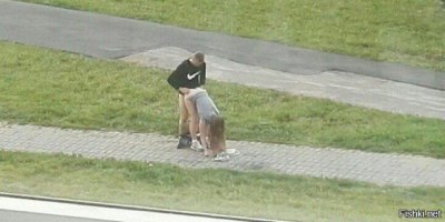 люди тоже друг другу помогают
вот парень держит девушку пока она завязывает шнурки :)
