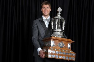 Сегодня, 20-го сентября, свой 28-й День рождения празднует российский хоккеист, вратарь клуба НХЛ «Коламбус Блю Джекетс» и сборной России, первый и единственный в истории российский игрок, получивший приз лучшему вратарю регулярного чемпионата НХЛ - «Везина Трофи» Сергей Бобровский!
Пожелаем Сергею крепкого здоровья и успехов в дальнейшей карьере!