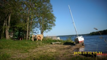 Долго будет Каpелия сниться,
 Будут сниться с этих поp.
 Остpоконечных елей pесницы.
 Над голубыми глазами озеp.