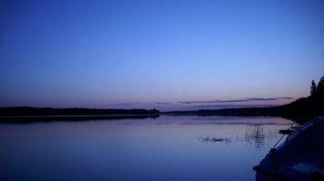 Долго будет Каpелия сниться,
 Будут сниться с этих поp.
 Остpоконечных елей pесницы.
 Над голубыми глазами озеp.