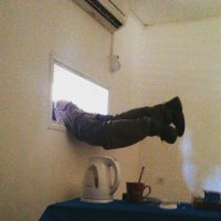 пришел к нам мастер чинить кондиционер... Благо 2 этаж... Правда, снизу мусорки, по законам голливудских фильмов, они б смягчили падение))