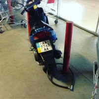 Таки поднять одной рукой жопу мопеда более чем на метр не так-то просто.