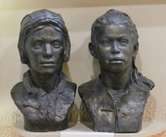 Официально: Культуре боевых топоров не 30 тыс. лет, они дотируются 3200 г. до н.э.

Сунгирь  — верхнепалеолитическая стоянка древнего человека на территории Владимирской области. Предполагаемый возраст — 25 тысяч лет.

Питекантроп? (см.фото)
Примечательно, в захоронении найдено копьё (2,5 метра) из бивня мамонта (как они выпрямляли кость мамонта...)