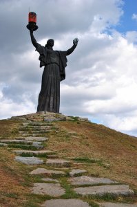 Кстати, нашу местную даму на холме славы называют "Официантка несет самбуку".После того, как поставили электрическую светилку, имитирующую вечный огонь. Мы же называем эту хрень банкой Burn'а.