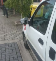 именно так я ездил 2 месяца с косметическим зеркалом, прикрученным резинками, после того как пьяный урод выскочил прямо в лоб, и я почти увернулся