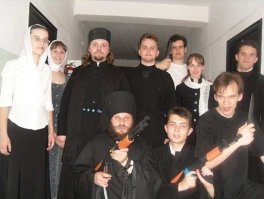 на фото с попами - граждане справа какие -то неистовые ):