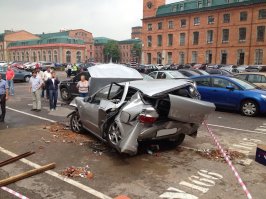 Вот здесь тоже водитель микроавтобуса потерял сознание, правда досталось всего одному автомобилю. (самого автобуса нет на фото). Я помню компания-владелец автобуса погашала ущерб, но на добровольной основе. А так, все что сверх лимита ОСАГО должен был платить водитель автобуса.