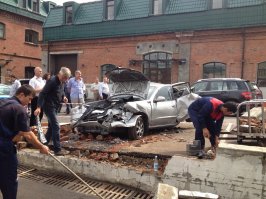 Вот здесь тоже водитель микроавтобуса потерял сознание, правда досталось всего одному автомобилю. (самого автобуса нет на фото). Я помню компания-владелец автобуса погашала ущерб, но на добровольной основе. А так, все что сверх лимита ОСАГО должен был платить водитель автобуса.