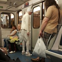 оо! эту даму в живую видела, она, похоже, всегда так ходит)