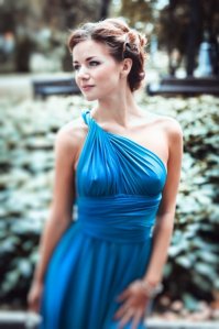 Девушки в красивых платьях