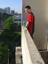 Можно с балкона помыть машинку