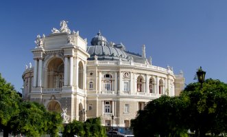 Мрачно, серо, уныло... Не, ну понятно же, что этому наглу только за такие фото и платили бабло. А на самом деле то все не так...