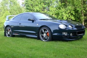 По молодости была у меня турбо-сеялка(Тойота Селика GT-Four), леворульная, на ручке. И была у меня девушка которой иногда давал покататься, благо ездить она умела очень хорошо, совсем не ТП за рулём)))) Взгляды мужиков надо было видеть когда она выходила из заряженной тачки. Действительно производила впечатление!))))