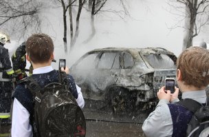 Очень показательно для нашего времени. У него дом сейчас сгорит, а он видео снимает.