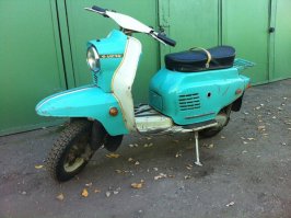 Я в 16 лет сдал на права кад."А", но купил мотороллер Электрон. Батя сказал, что мотоцикл гроб на колёсах и дал денег на мотороллер. А чего штука не плохая была, вот только по шоссейке, против ветра больше 60-ти никак. А так разгонялся до 85. Одна проблема была, цепь часто расслаблялась и спадала, пока не придумали под болты натяжки вставить резиновое уплотнение. Точ такой, как на фотке. Потом хотел купить "Турист", но так и не получилось. Позже уже приобрёл ЗАЗ-968А.