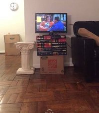 Накуя, если слева есть подставка под телевизор?