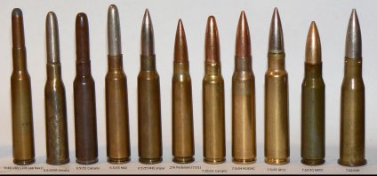 В конце 19 века все страны с развитой военной промышленностью и технологиями стали переходить на патроны без закраин на донце гильзы. И только Россия оставила в производстве этот патрон. По причине технологической отсталости - у пробных партий патронов без закраин просто разрывало основание гильзы.
С тех пор мы его и производим, как и оружие под него.
Просто жаба задушила перейти на новый, технологичный патрон.
Последствия - усложнение, утяжеление, удорожание оружия. Уменьшение емкости магазинов, лент и прочее.
На снимке - винтовочные патроны - ровесники и более современные.