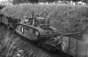 А вот 99-й, вполне себе целенький, с немцами на броне, видать хреново поджигали французы. А немцы могли потом как мишень использовать. Прямо на жд.