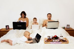 Фотограф высмеял зависимость от смартфонов снимками без них