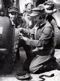 Даже королева одевалась так.