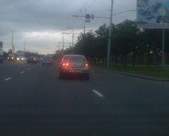 Еду как-то по Митино... вечер, темно уже... но ясная погода... луна на небе... и передо мной едет кашкай с включенной задней ПТФ. Терпел недолго. На светофоре вхожу, подхожу со стороны водителя. Сидит мадам, рядом с ней пацан какой-то. Прошу опустить стекло водителя и вежливо говорю что в задней ПТФ сейчас нет никакой необходимости, и лучшее ее пока выключить, так как она очень яркая и в темноте слепит других водителей. Получив подтверждение кивком головы что меня поняли, возвращаюсь к себе в машину и вижу... кашкай выключает ВСЕ огни: ПТФ, ближний свет, габариты... со светофора он стартует в полной темноте. Побыстрее его обогнал и свалил от греха подальше.
(фото не его, но тоже из этой серии)