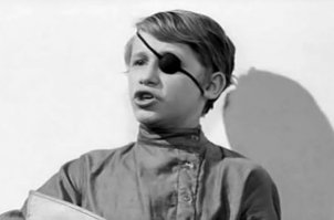 а как же Кавалеров Александр Александрович - мамочка "Республика Шкид"
Последние годы жизни актёр сильно болел. Вся его маленькая пенсия уходила на лекарства. Кавалеров заметно ослаб и ходил, опираясь на палочку. Он написал письмо-мольбу о помощи, которое собирался отправить Никите Михалкову.
Скончался 17 июня 2014 года в Александровской больнице на 63-м году жизни. Похоронен на Киновеевском кладбище.