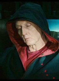 Похож на Джона Крамера - главный маньяк из фильма "Пила".