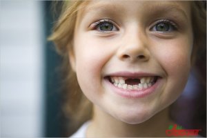 А какие были еще варианты? 
Лучше бы взял стеклянные стаканы и заставил детей из них пить... вот бы потом вместе ржали..