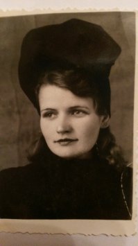 Моя бабушка  в конце  сороковых :