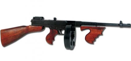В руках у Тони штурмовая винтовка Colt M16A1 с подствольным гранатометом! 
Ну никак ни Томми-ган. Разница слишком уж очевидна.