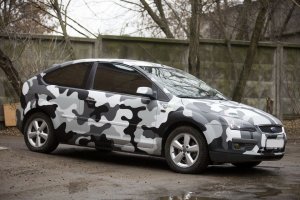 Камуфляж, эта такая убогость. 
Почти что ежедневно встречаю машины с такой раскраской. Мало того что в реальности выглядит ужасно, так еще и на дороге за частую сливается с окружением.