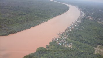 Что то очень уж вода чистая.
На 90% в Индонезии вот такие реки и населенные пункты.
Писают и какают именно в реку. То же самое и с бытовыми отходами.
Так что "БРХЕНЯ..."