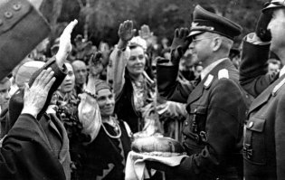 Да-да. бежали жиды и коммуняки))) А правильные парубки и гарни дивчины встречали фрицев хлебом-солью. Димон, может подскажешь: где на фото ниже твоя бабка?