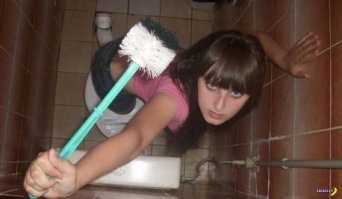 В японском ужастике нечто выползало из телеэкрана, но ЭТО ещё ужаснее - из толчка выползает!