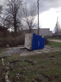 Автор - ты враль.
Есть только один документально подтвержденный пример сноса памятника Советскому солдату на Украине - Львовская обл. г. Стрый. 
Но подобное имело место и в России - например, Химки, Ставрополь (еще аж в 2007), деревня Салтыки в Кировской области (2014) - ради шашлычной, кстати...
Так что не разжигай.