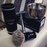 Эммм... А что тут странного в инструментах? Расческа и классическая бритва? 
Сам бреюсь такой уже долгое время, потому как бреет намного чище всякого говна типа джилетов с его 5 (или сколько там уже?) лезвиями. Да и сами лезвия стоят по 10 р за штуку.