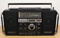 Может Попов и изобрёл радио, но делать настоящее Радио у нас так и не научились.

Именно эта модель была у отца моего знакомого, которую ему привезли за какие-то неипические по тем временам деньги. Он ловил... нет, он ЛОВИЛ идеально музыку, притом какую-то неведомую.

Кстате, подобные приёмники и сейчас стоят весьма не слабо, несмотря на преклонный возраст.

GRUNDIG Satellit 2400 (1983)