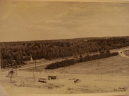 Старый монумент, воздвигнут в 60 или 61 (не помню) на месте братской могилы весны 42го, куда сносили неопознанные тела красноармейцев с ближайшей округи.