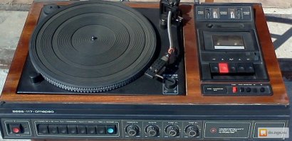 В детстве диснеевские мультики по выходным показывали.
Я на такую ВЕГУ записал музыку из "Утиных историй", а затем СРЕДИ НЕДЕЛИ колонки вынес на балкон и врубил.
Вся детская площадка по домам разбежалась, думали мультики начинаются ))))))))))

Пы.Сы. Люлей не дали, т.к. не нашли, кто это сделал )))))))))