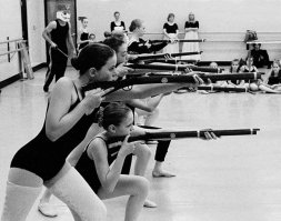 Ну а тут просто репетиция Щелкунчика. Сцена битвы мышей с оловянными солдатиками.