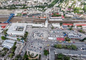 Сочинский вокзал - младший брат, а не близнец.
Симферополь. Слева направо: пригородные кассы, здание вокзала с итальянским двориком, арочные своды выхода к поездам/в город, башня часов, ДК железнодорожников, троллейбусные кассы и т.д.