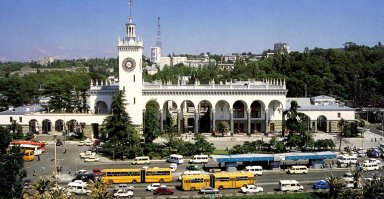 В Сочи арочные своды и башня часов зеркальна Симферопольской относительно выхода в город.
Здание вокзала и итальянские дворики имеют иную планировку.