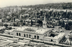 В Сочи арочные своды и башня часов зеркальна Симферопольской относительно выхода в город.
Здание вокзала и итальянские дворики имеют иную планировку.