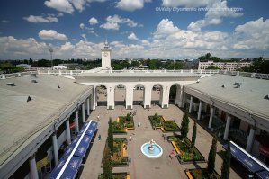 Сочинский вокзал - младший брат, а не близнец.
Симферополь. Слева направо: пригородные кассы, здание вокзала с итальянским двориком, арочные своды выхода к поездам/в город, башня часов, ДК железнодорожников, троллейбусные кассы и т.д.