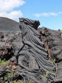 И вторая пичалька. :) Внимательно смотрим на лаву. 

Для наглядности - недавно застывшая.  Не замечаешь тех самых характерных форм?? Складчатостей, :) блинчиков и плюшек ???? 

А теперь добавим немного эрозии от выветривания, где-то от дождей (где осадков много), где-то от воды - где ущелья с речками. :) :) 

И вспомним, что форма застывающей магмы офигеть как зафисит - во первых из-за отверстия (трещины в коре), во вторых из-за внутренней температуры и состава лавы (он разный в разных регионах) и в третьих из-за давления с которым она вытекает. (холод и влажность тоже вносит свои коррективы - не суть, это уже мелочи). 

:). И получим-те самые красивые штуки. Без инопланетьян, атомной волны и прочего бреда. :). Дальше лень искать - но если покопаться - то как раз многогранники, вертикальные выщербины - как на первых фото, и прочее - в первую очередь наблюдается именно на островах с вулканами. :) :).  Остальное - просто подразрушенное то-же самое.
