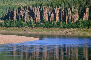;);)Камрад, гипотеза оч. даже интересная, глядя на последние фото, с небольшими плюшками наверху - оч. похоже - что лили сверху что-то густое. :) Буквально недавно делал заготовки на зиму, и падающее из соковыжималки (в отходы) пюре - создает нечто подобное.  :) Но есть один момент. 

Во первых, :) как человек живущий в Красноярске и раз 1000 облазивший все Красноярские "столбы", которые заповедник. Могу с уверенностью сказать, что он лавового происхождения и никакого другого. На горе "Такмак" это оч. хорошо видно. А еще там есть оч. много каверн, в форме лопнувших пузырей (гладеньких - как ванна). :) Еще в списке ты не упомянул (ну-да, более малоизветны) - "щеки" на реке подкаменная тунгуска. 
И подобное образование на реке нижняя тунгуска. 

Ниже фото (верхнее - подкаменная, нижнее - нижняя, между ними оч. много километров).  :) След. сообщением вопросы, а еще следующим итог. Панудю.