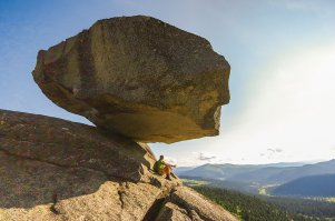 Эххххххххххх. На Тунгусках здорово, такаяяя рыбааалка, тайменя по 20-30 кг. осетр, тугуны.  Не суть. :) :) :) Смотри в чем штука:
1. Если это все лилось сверху :) как-же тогда получились подобные штуки? Как правило на самых вершинах гор. :) 
Выветрились эрозией? :) Ну так тогда и остальные горы эрозией выветрились. А то нелогично как-то получается.