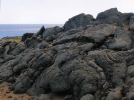 И вторая пичалька. :) Внимательно смотрим на лаву. 

Для наглядности - недавно застывшая.  Не замечаешь тех самых характерных форм?? Складчатостей, :) блинчиков и плюшек ???? 

А теперь добавим немного эрозии от выветривания, где-то от дождей (где осадков много), где-то от воды - где ущелья с речками. :) :) 

И вспомним, что форма застывающей магмы офигеть как зафисит - во первых из-за отверстия (трещины в коре), во вторых из-за внутренней температуры и состава лавы (он разный в разных регионах) и в третьих из-за давления с которым она вытекает. (холод и влажность тоже вносит свои коррективы - не суть, это уже мелочи). 

:). И получим-те самые красивые штуки. Без инопланетьян, атомной волны и прочего бреда. :). Дальше лень искать - но если покопаться - то как раз многогранники, вертикальные выщербины - как на первых фото, и прочее - в первую очередь наблюдается именно на островах с вулканами. :) :).  Остальное - просто подразрушенное то-же самое.