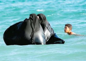 так хотят муслимы, но нормальных людей пока достаточно, что бы такого не было. Хотя все может быть...